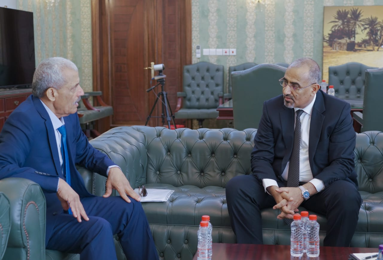 التقى رئيسها .. الزبيدي يؤكد دعم قيادة المجلس الرئاسي للجنة العسكرية والأمنية