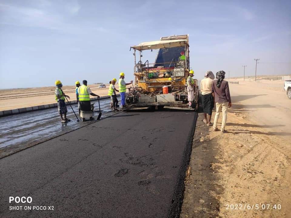 المهرة : قريبا ستبدأ الاعمال في سفلتة طريق حوف - صرفيت..