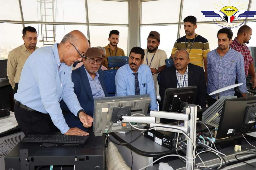 رئيس الهيئة يدشن تشغيل منظومة انارة حقل الطيران في مطار عدن الدولي