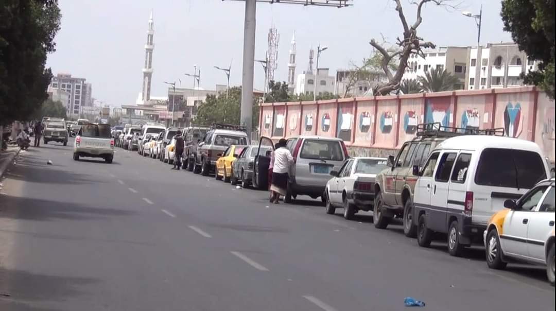 طوابير طويلة في أزمة خانقة بالمشتقات النفطية تشهدها عدن والمحافظات الجنوبية 