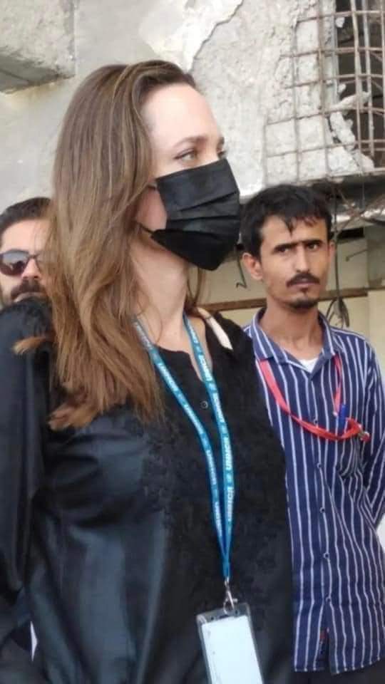 ملازم اشتهر بصورة مع انجلينا جولي في مطار عدن يلقى مصرعه في تفجير خور مكسر