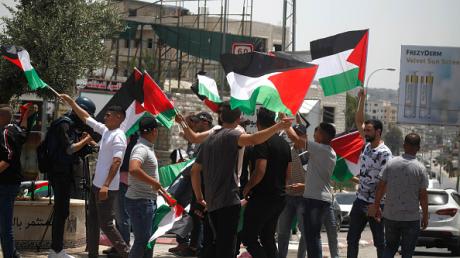 العلم.. معركة الوجود والهوية بين الفلسطينيين والاحتلال