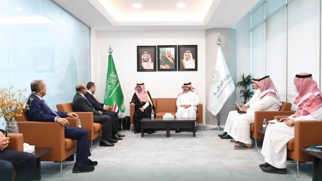الرياض : وزراء المالية السعودي واليمني في لقاء لبحث الأوضاع الاقتصادية والمالية 