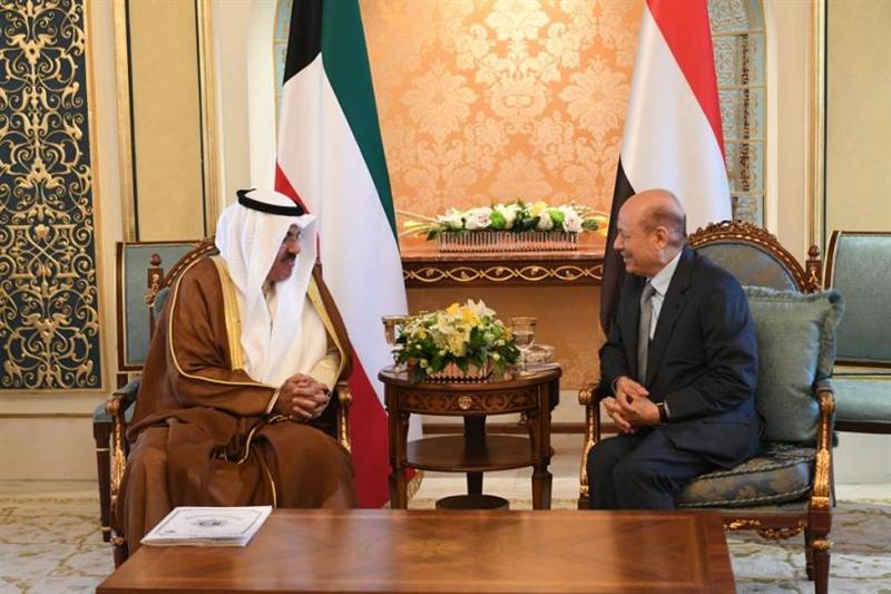 رئيس مجلس القيادة يستقبل نائبي رئيس الوزراء ووزير الخارجية الكويتيين