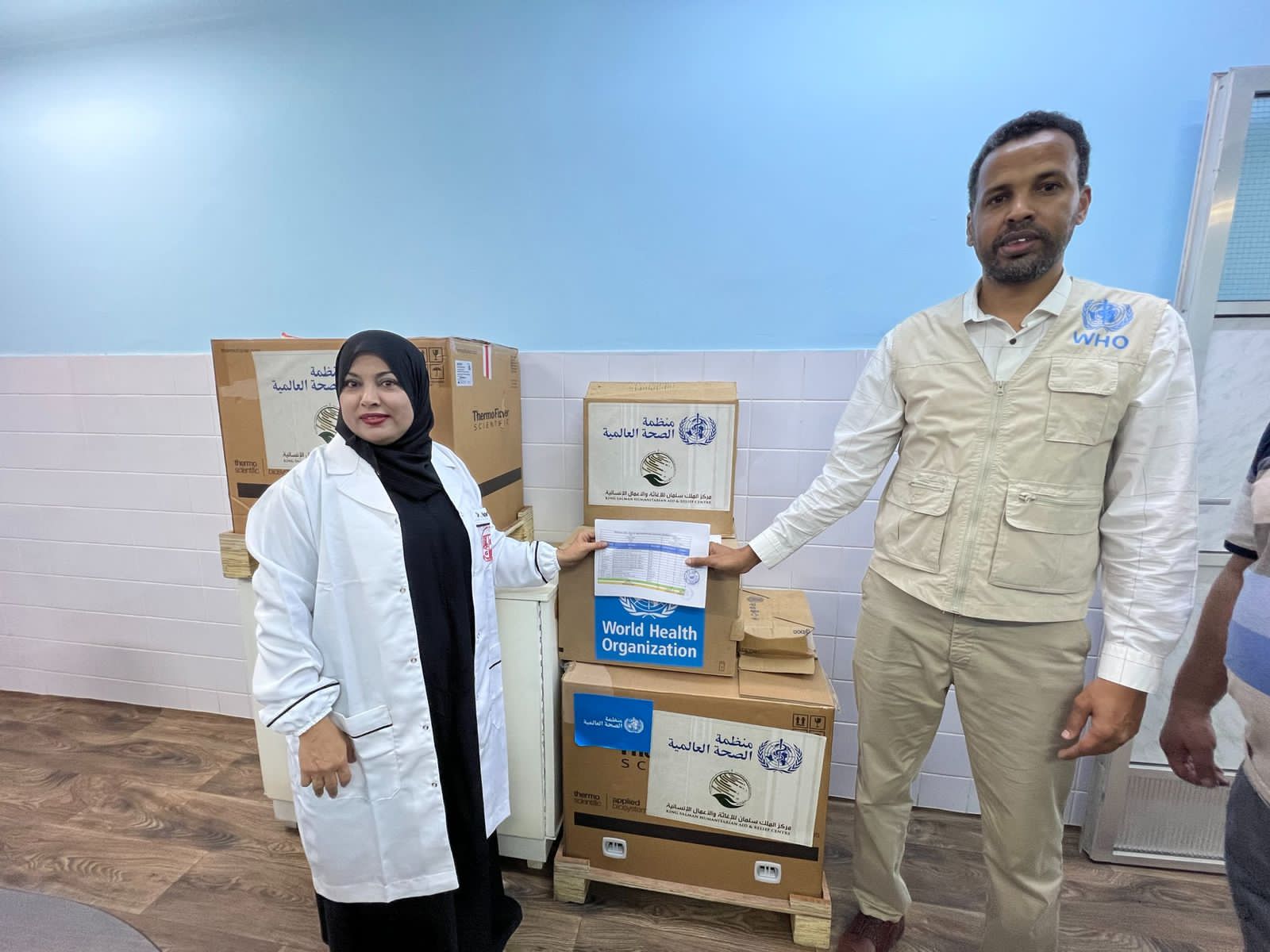 مركز الملك سلمان يسلّم وزارة الصحة اليمنية جهازين لتشخيص الأمراض المعدية   