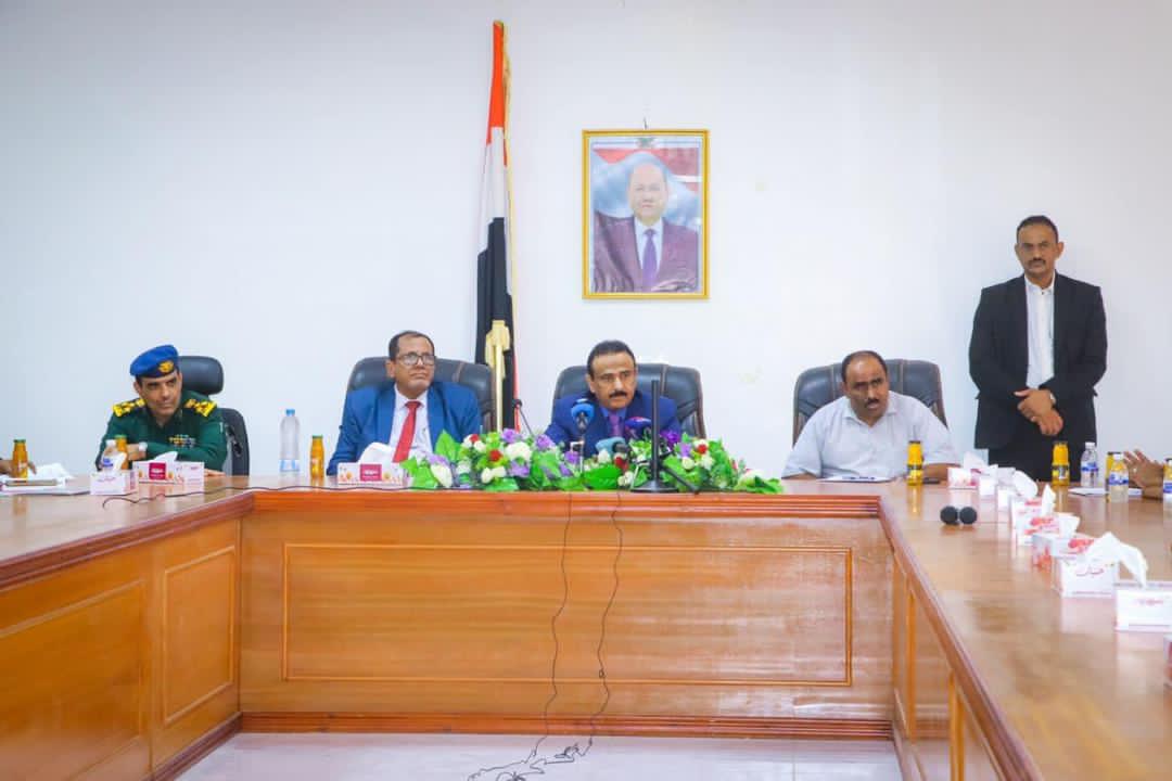 المحافظ بن الوزير يعقد اجتماعا موسعا ومؤتمرا صحفيا بشأن إعادة تشغيل مطار عتق الدولي