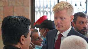 بعد إهانة الحوثي له .. المبعوث الأممي يغادر صنعاء غاضباً