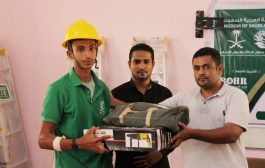 بدعم من مركز الملك سلمان للإغاثة تسليم أدوات المهنـة للشباب في محافظة لحج