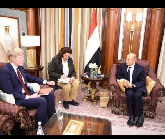 رئيس مجلس القيادة يحذر المجتمع الدولي من استمرار التراخي تجاه ابتزاز مليشيات الحوثي 
