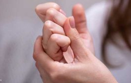 دراسة تحسم الجدل وتكشف النتائج حول فرقعة الأصابع