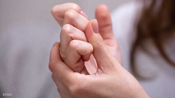 دراسة تحسم الجدل وتكشف النتائج حول فرقعة الأصابع