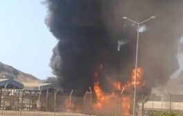 اندلاع حريق في ميناء الزيت بمديرية البريقة بعدن