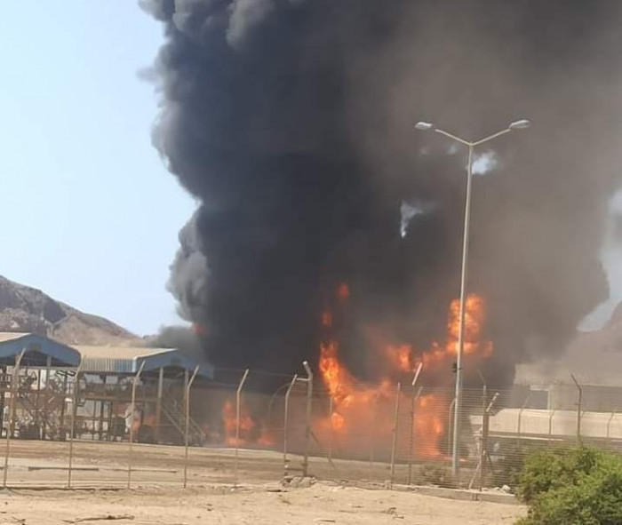 اندلاع حريق في ميناء الزيت بمديرية البريقة بعدن