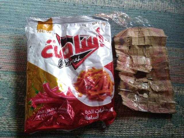 طفلة في صنعاء تعثر على جائزة صادمة بداخل عبوة ”بفك”