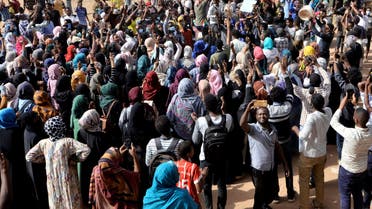 السودان.. المحتجون يفضون اعتصامين في الخرطوم