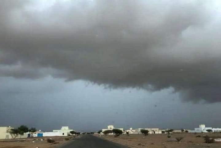 أمطار غزيرة لتداعيات المنخفض الجوي في مناطق شمال حضرموت