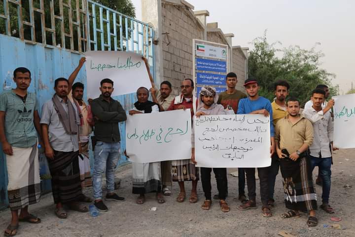 عشرات المحتجين من أبناء لحج ..مطلب وحيد ورسالة لكهرباء عدن