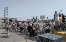 جنود اللواء اول دعم وإسناد يحتجون مجددا امام مقر التحالف في عدن