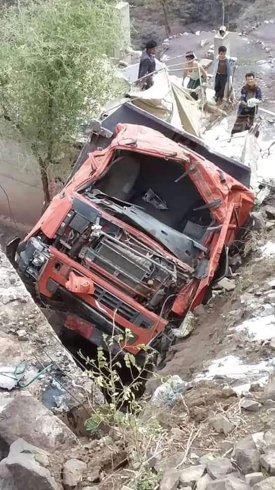 وفاة مواطن في حادث مروع في خط بتعز .. صور 