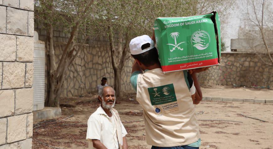 لحج : مركز الملك سلمان يدشن توزيع 800 سلة غذائية لفئتين من المجتمع