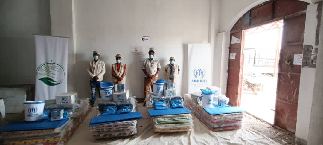 الحديدة : تدشين توزيع مواد إيواء بمديرية الخوخة 