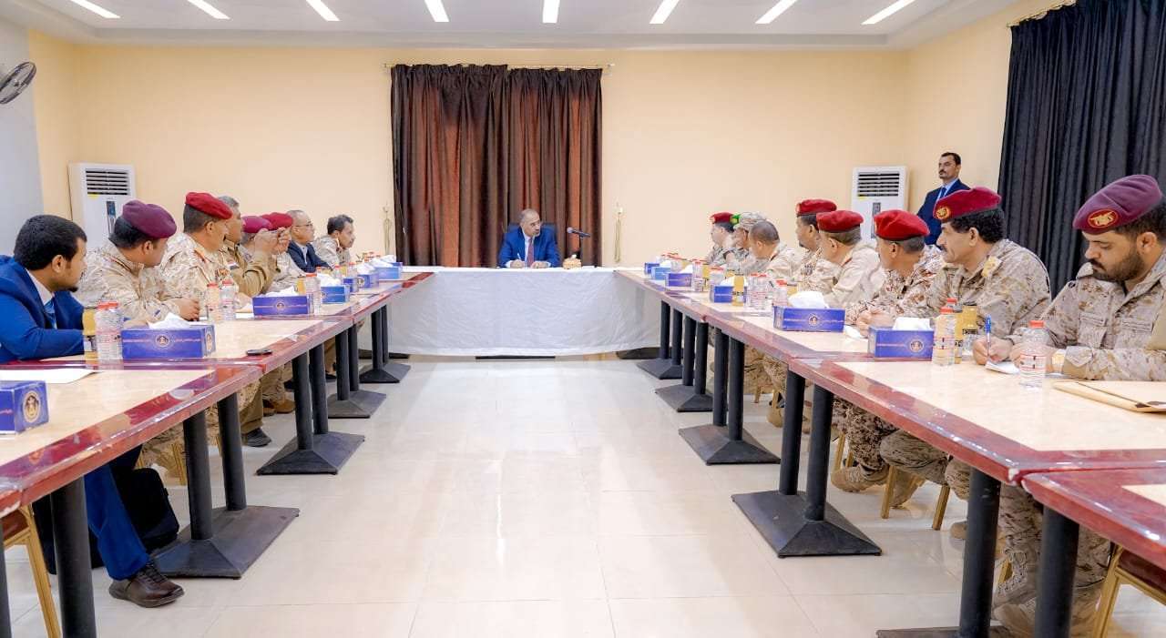 الزبيدي يرأس اجتماعاً هاماً للقيادات العسكرية في وزارة الدفاع.