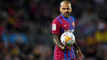 ألفيش: برشلونة لا يحترم لاعبيه التاريخيين