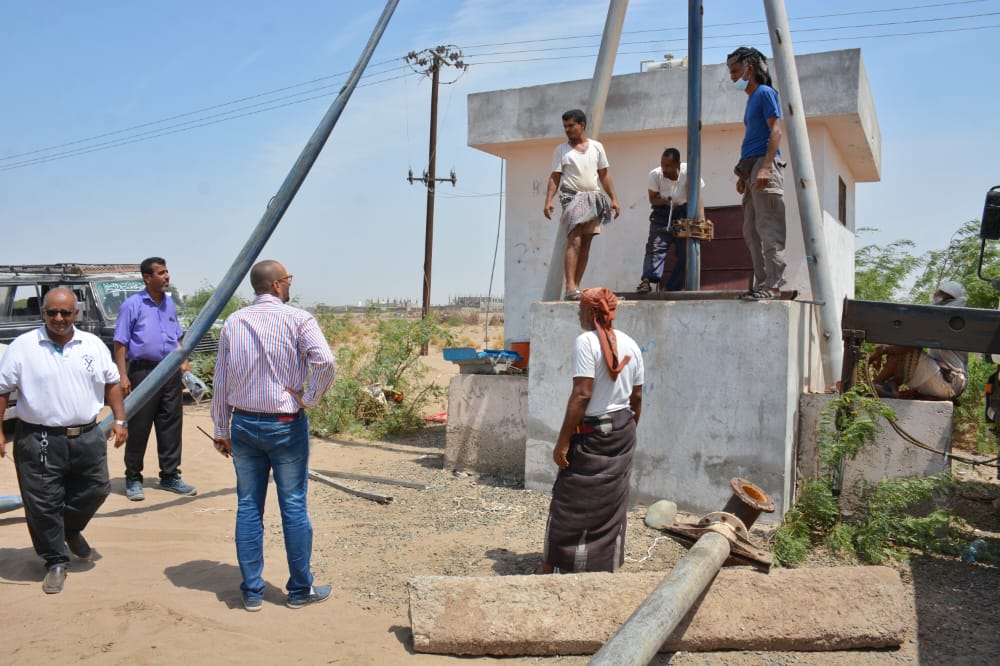 مدير مؤسسة المياه بعدن يطلع على مستوى أداء وإنتاج حقل بئر ناصر للمياه التابع لمحافظة لحج