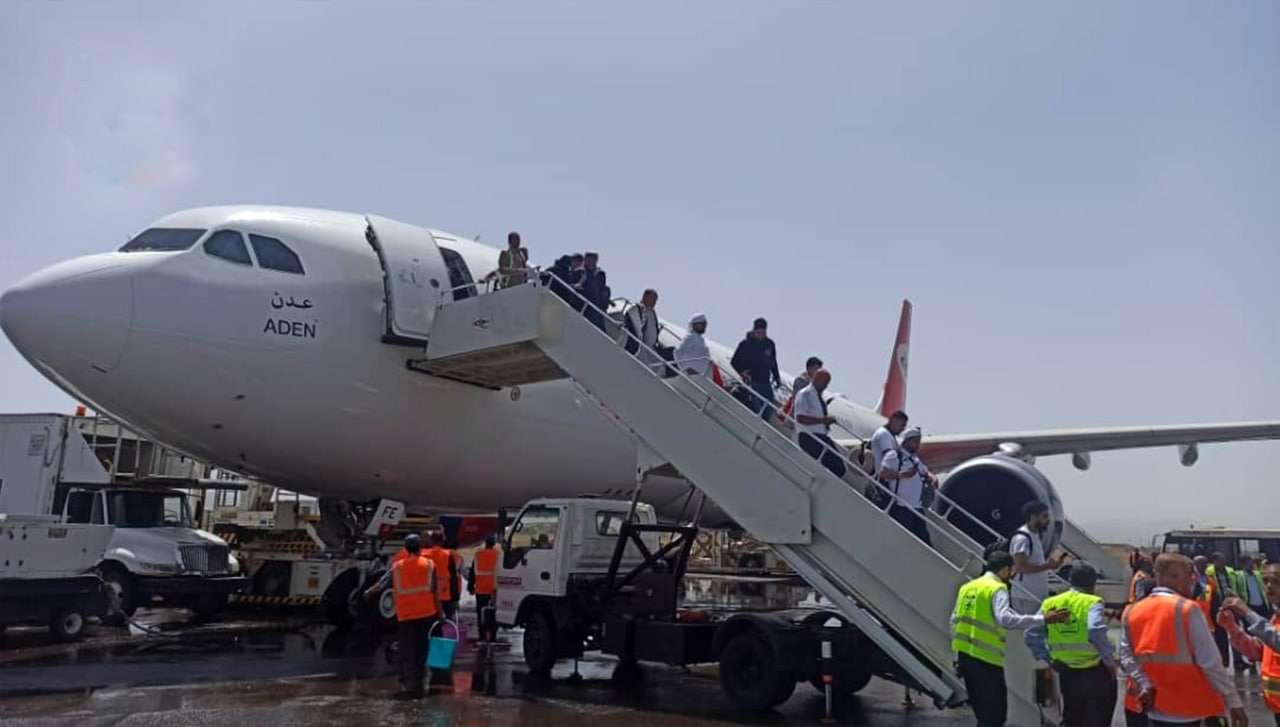الحوثي يرسل عناصره عبر مطار صنعاء للتدريب في معسكرات الحشد الشيعي العراقي