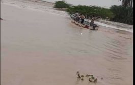 حضرموت : السيول تجرف سيارتين مع ركابهم .. ومواطنين يستخدمون قوارب الصيد لإنقاذهم 