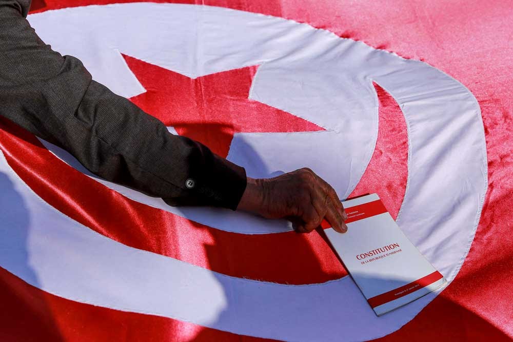 ضغط على قيس سعيد بعد رسالة من منسق هيئة صياغة الدستور