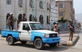 قوة أمنية في عدن تخرج مقتحمين من شقق بمدينة التقنية 
