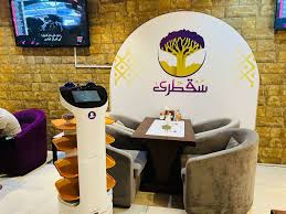 مطعم يمني يستخدم روبوت آلي لتقديم الخدمات 