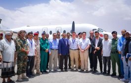 محافظ شبوة يدشن وصول أول رحلة طيران دولية إلى مطار عتق
