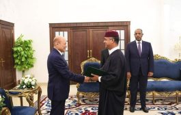 عدن : الرئيس العليمي يتسلم اوراق اعتماد السفير الليبي