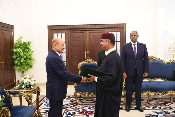 عدن : الرئيس العليمي يتسلم اوراق اعتماد السفير الليبي