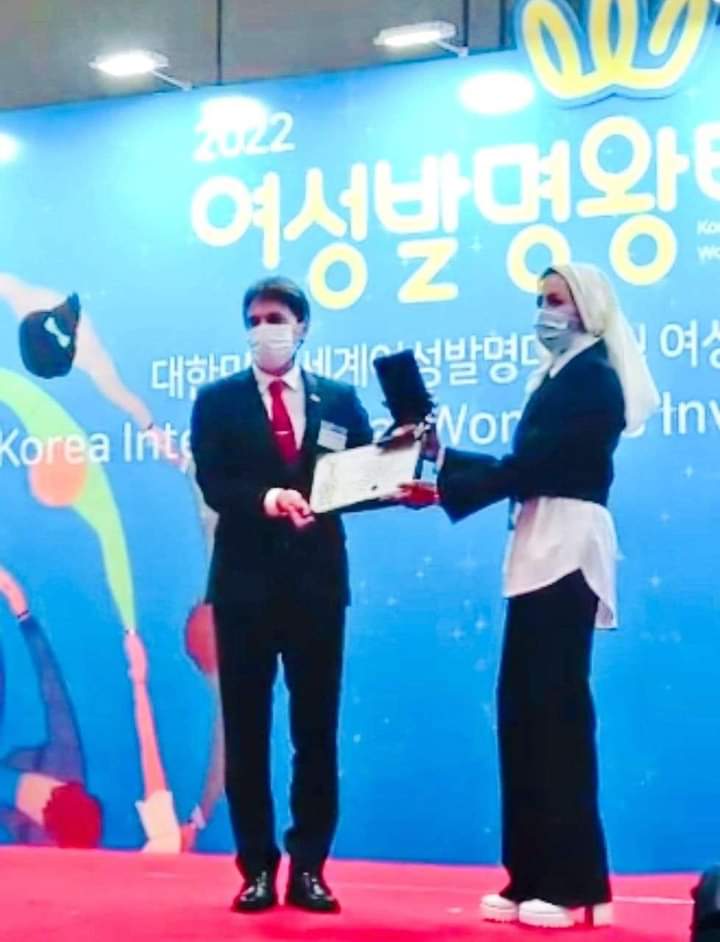 مخترعة يمنية تفوز بجائزة أفضل اختراع متميز في معرض كوريا ٢٠٢٢
