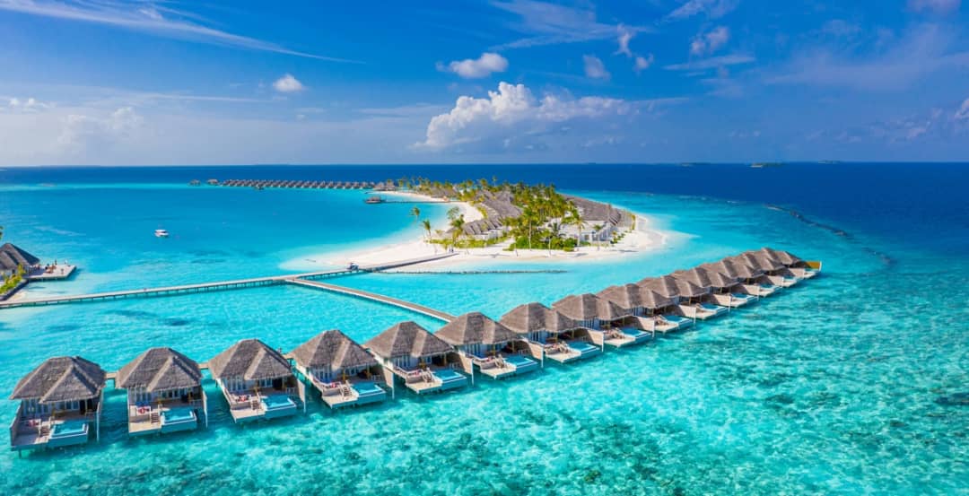 قد تكون أفضل وظيفة في العالم.. منتجع بجزر المالديف يبحث عن بائع كتب “حافي القدمين”