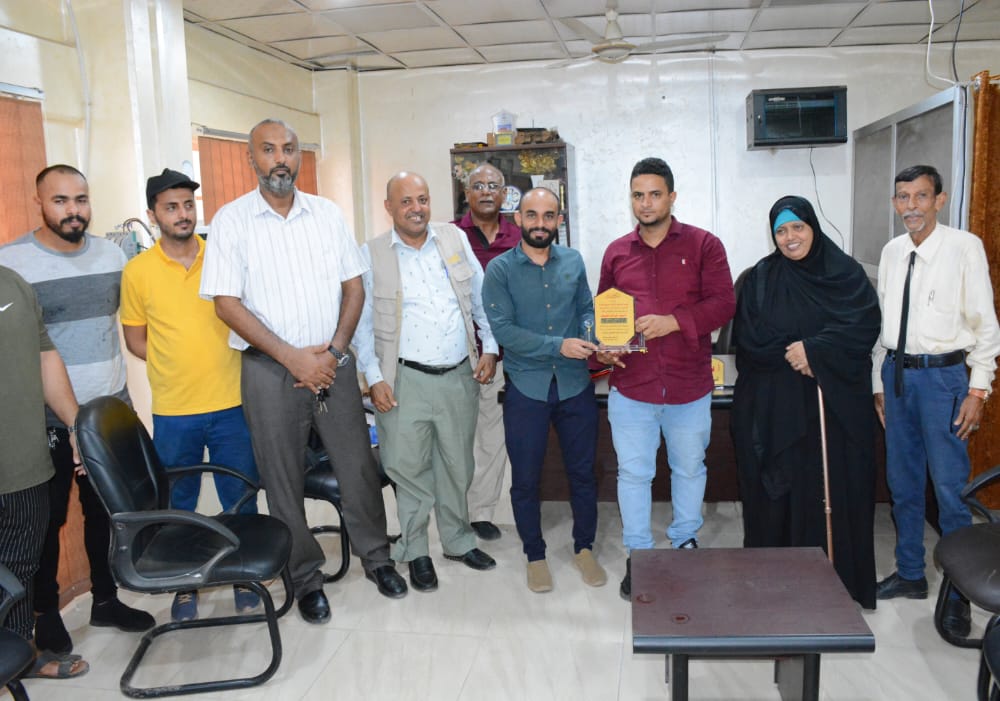 السلطة المحلية بصيرة تكرم مدير المنطقة الأولى بمؤسسة مياه عدن 