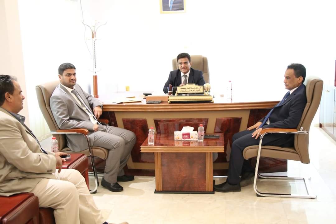 وزير النفط يطلع على سير العمل بالإدارة العامة لشركة النفط اليمنية