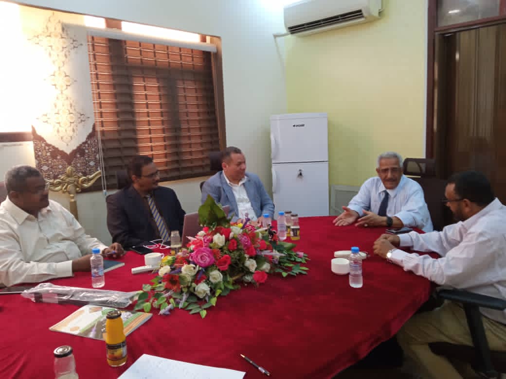 مدير الهيئة العليا للأدوية يلتقي خبراء في الجودة والتميز