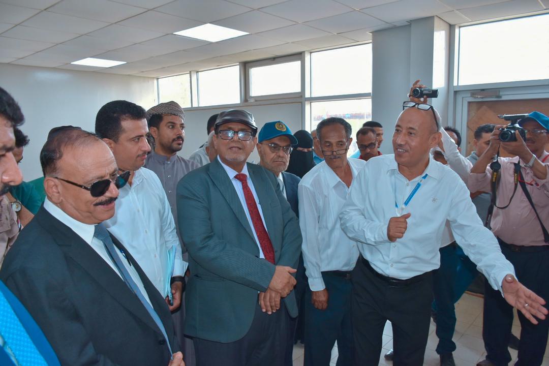 وزير النقل يدشن مشروعي الكهرباء الاستراتيجي ومحطة الأرصاد بمطار عدن الدولي