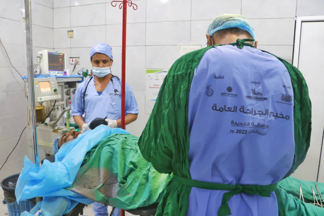 محافظ الحديدة يدشن مخيم طيبة الجراحي المجاني بالخوخة
