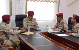 وزير الدفاع يلتقي قيادة محور الحديدة بالعاصمة عدن