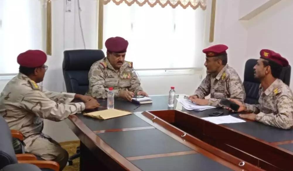 وزير الدفاع يلتقي قيادة محور الحديدة بالعاصمة عدن