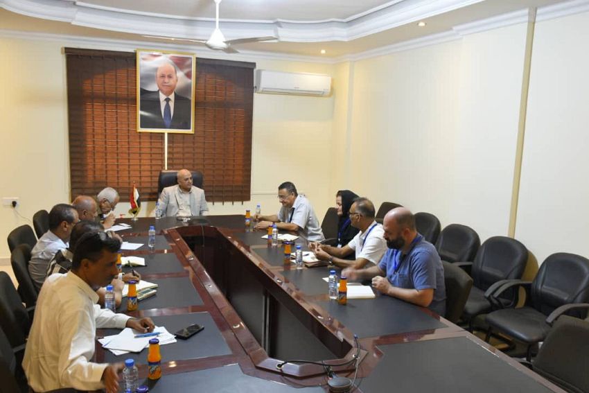 الوزير الشرجبي يبحث مع الصليب الأحمر التدخلات في قطاع المياه والصحة البيئة