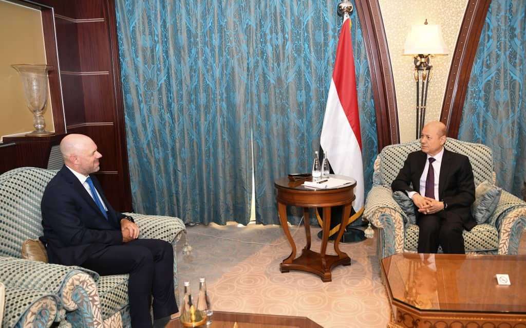 العليمي يشيد بموقف المملكة المتحدة البريطانية الثابت من الملف اليمني