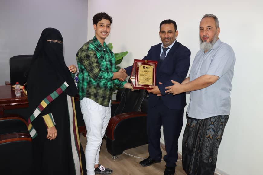 فارس شعفل يكرم الطالب علي نصر من ذوي الهمم لإحرازه المركز الأول في الثانوية العامة