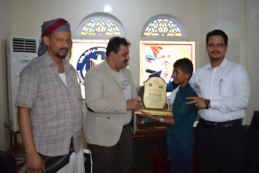 انتقالي لحج يكرّم طالب حاصل على المركز الثاني بتصفيات الالكسو بتونس