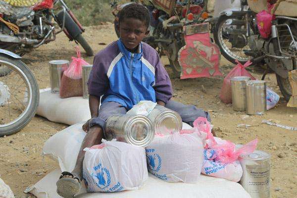 الغذاء العالمي بوزع مساعدات منتهية وغير صالحة للاستخدام الأدمي في عدن وحضرموت